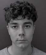 Nahaufnahme einer jungen Person, die in die Kamera schaut.