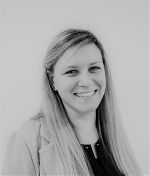 Frau mit langen blonden Haaren