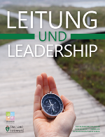 Das Cover des neuen Leitung und Leadership-Programms. Es zeigt eine Hand mit einem Kompass.