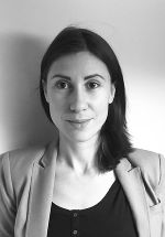 schwarzweiß Foto einer Frau mit langen dunklen Haaren