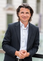 Abteilungsleiter Patrick Schnabl allein mit weißem Hemd und Sakko.